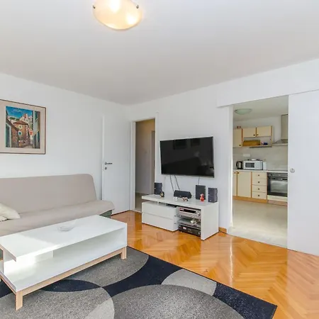 Spacious Neven Near Center, With Two Ac Units *