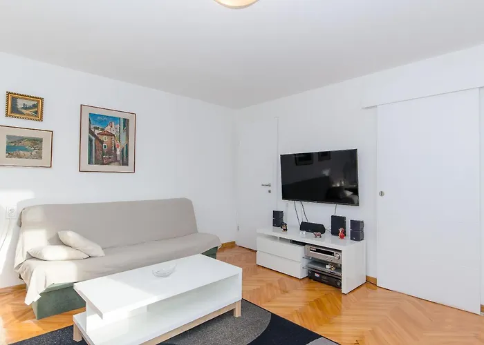 Spacious Neven Near Center, With Two Ac Units Apartament