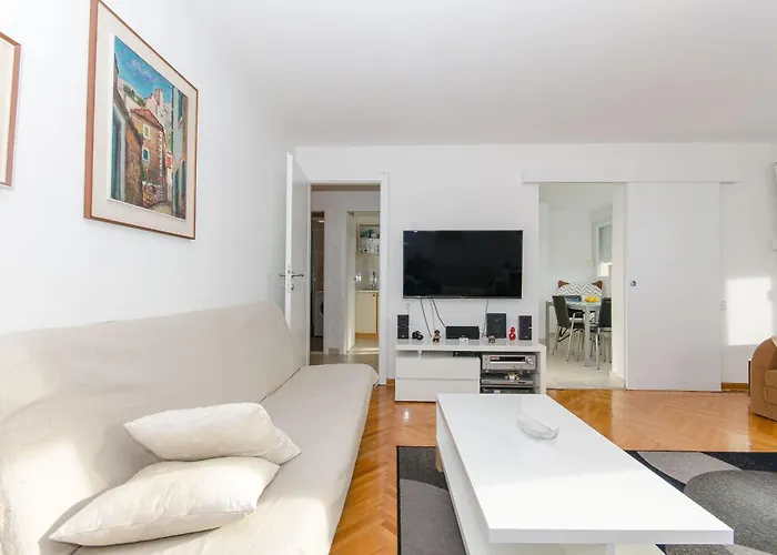 Apartament Spacious Neven Near Center, With Two Ac Units