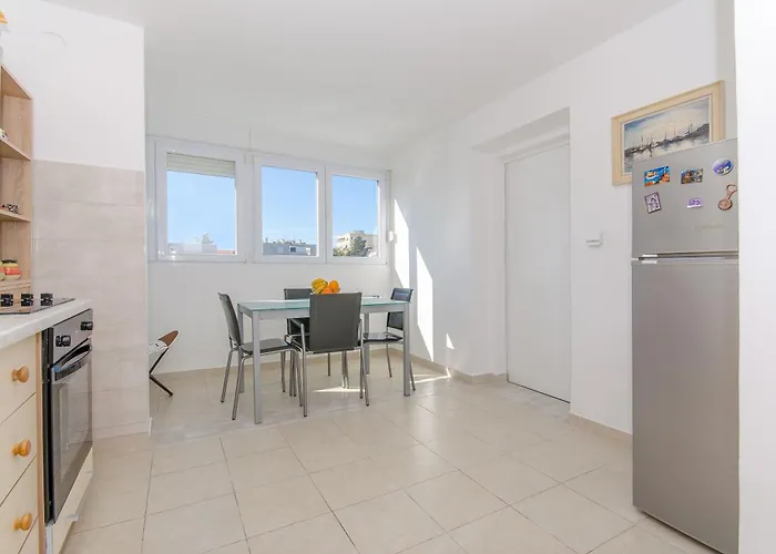Spacious Neven Near Center, With Two Ac Units Apartament *