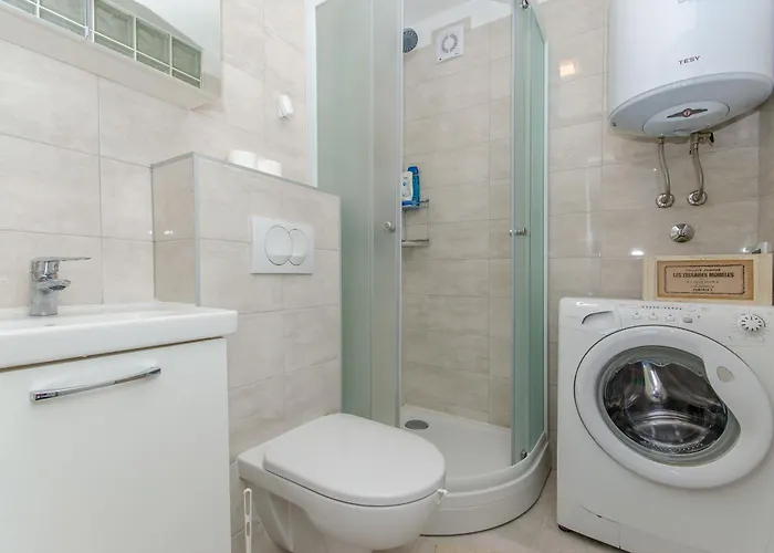 Spacious Neven Near Center, With Two Ac Units Apartament Split