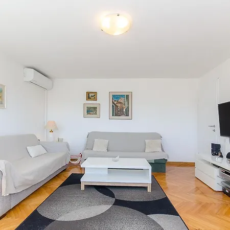 Spacious Neven Near Center, With Two Ac Units * Split