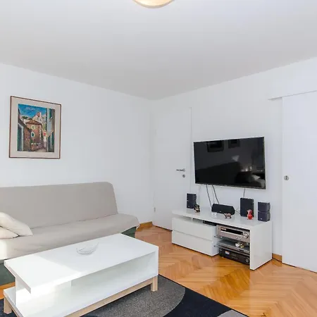 Spacious Neven Near Center, With Two Ac Units Apartment