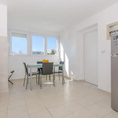 Spacious Neven Near Center, With Two Ac Units Apartment *