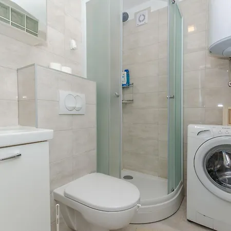 Spacious Neven Near Center, With Two Ac Units Apartment Split