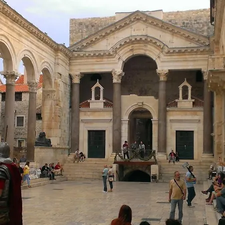 Spacious Neven Near Center, With Two Ac Units Διαμέρισμα *